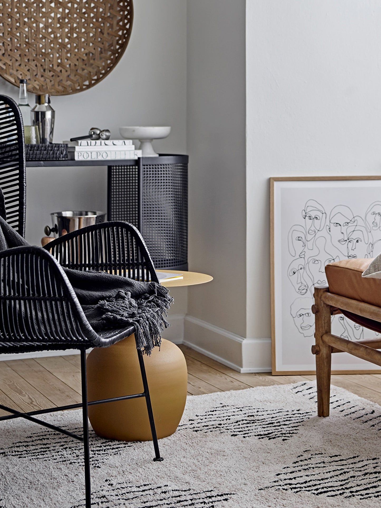 Ayah tavolino decorativo di design rotondo in metallo giallo caldo