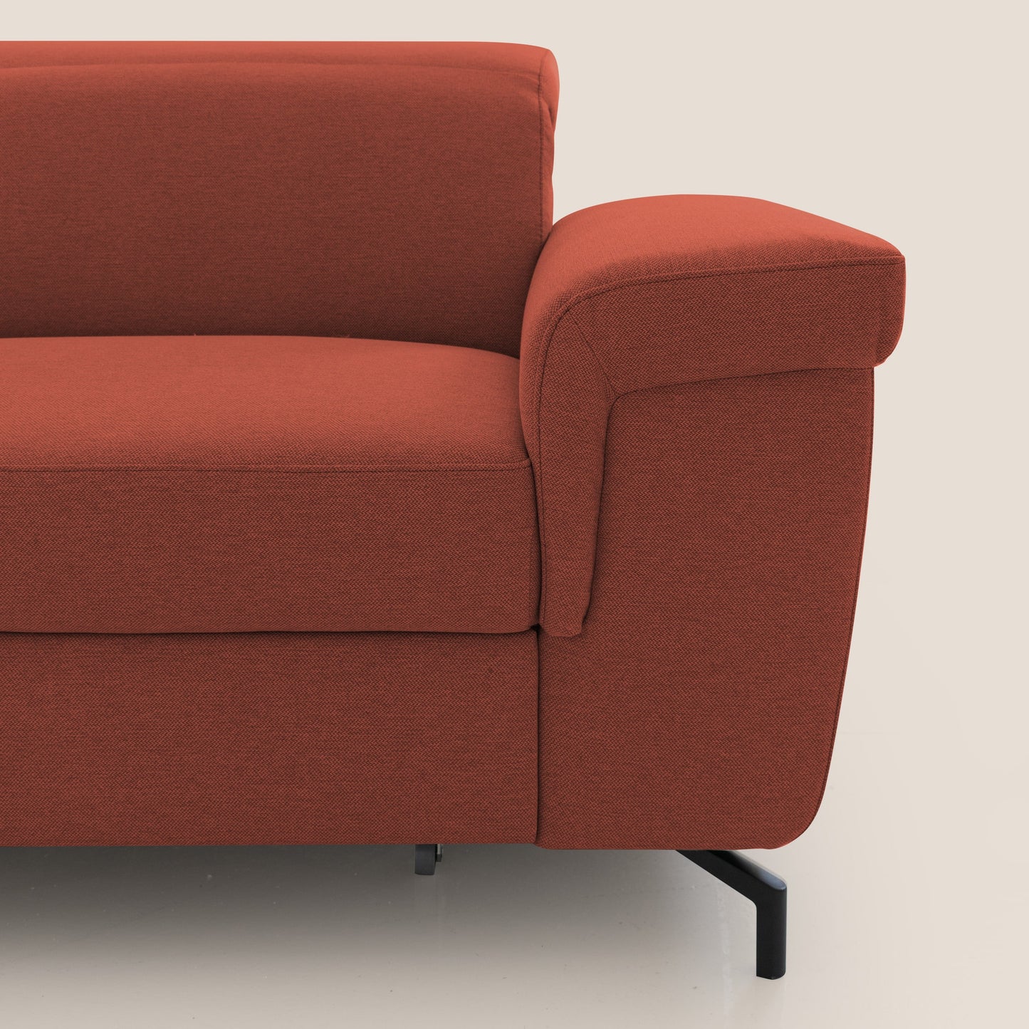 Aisha Divano con poggiapiedi estraibile piedini alti e poggiatesta reclinabili in tessuto Smacchiabile T05 rosso