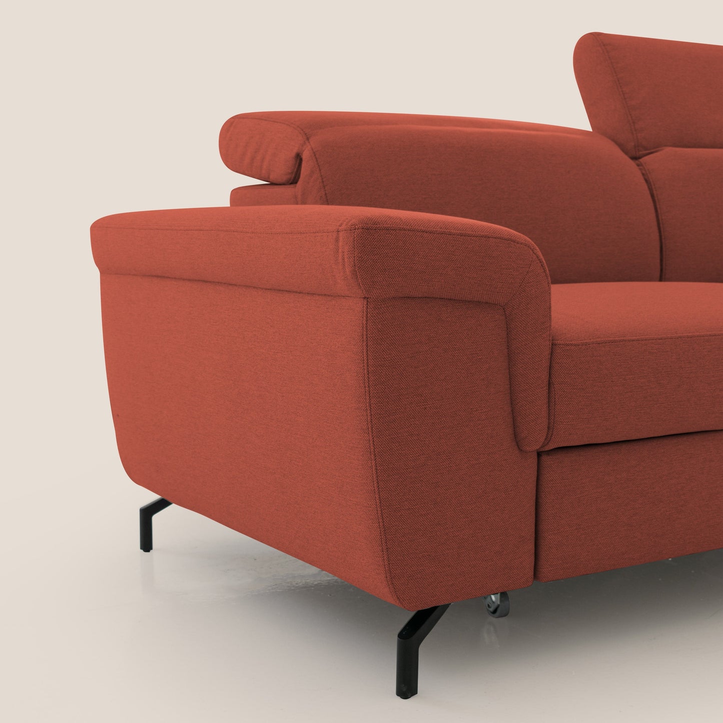 Aisha Divano con poggiapiedi estraibile piedini alti e poggiatesta reclinabili in tessuto Smacchiabile T05 rosso