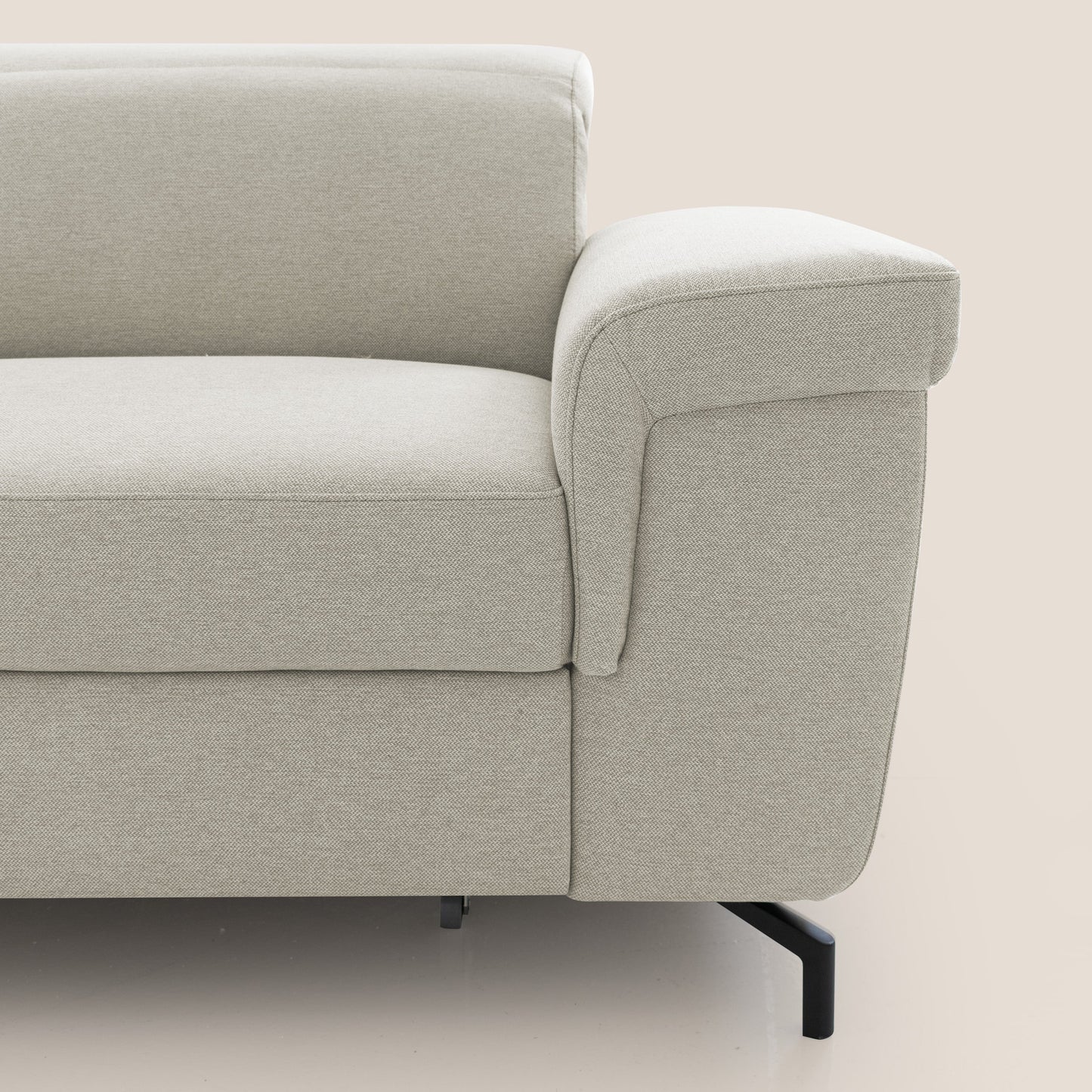 Aisha Divano con poggiapiedi estraibile piedini alti e poggiatesta reclinabili in tessuto Smacchiabile T05 panna