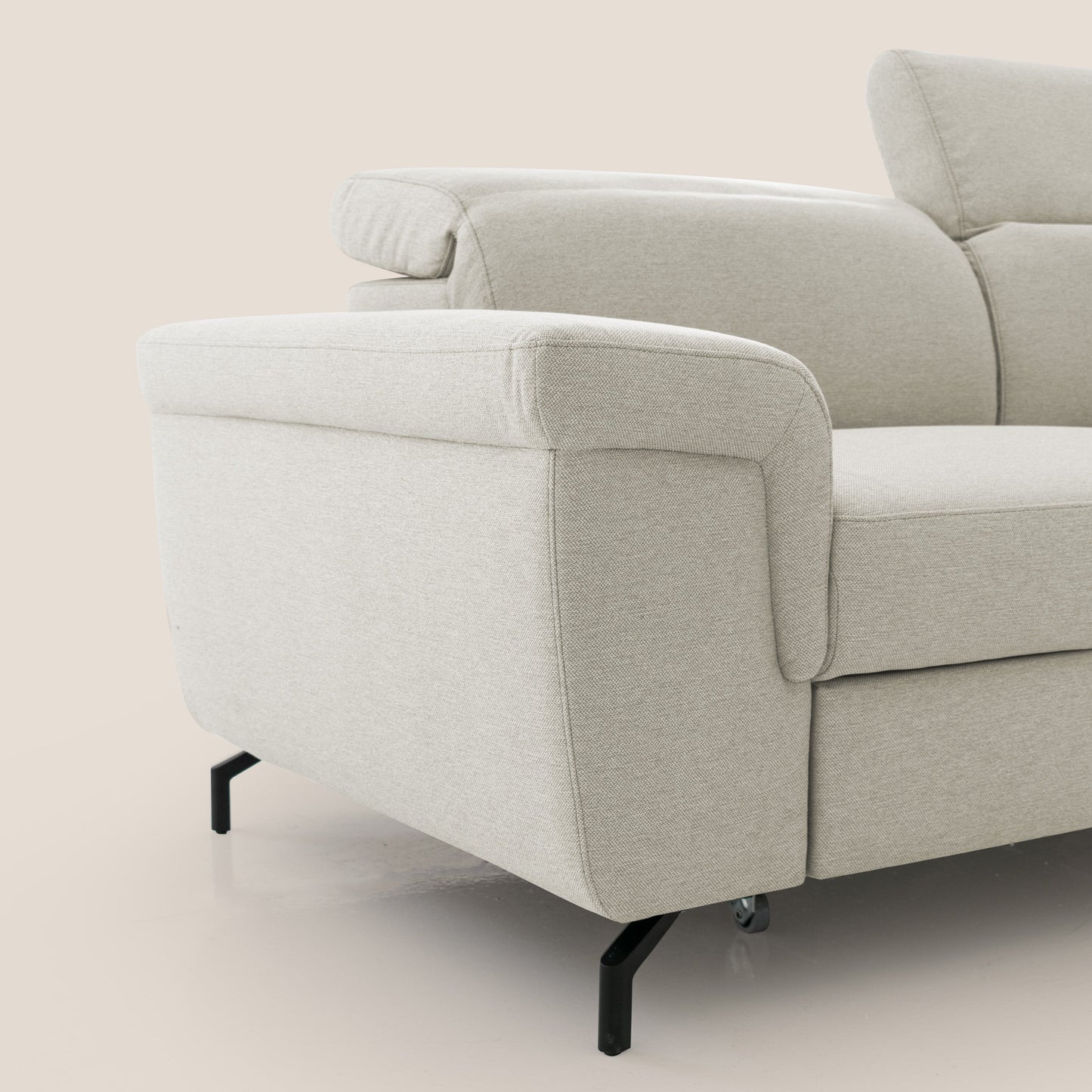 Aisha Divano con poggiapiedi estraibile piedini alti e poggiatesta reclinabili in tessuto Smacchiabile T05 panna