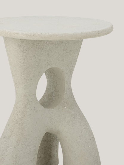 Amiee tavolino scultoreo tondo dalla forma organica in poliresina bianco