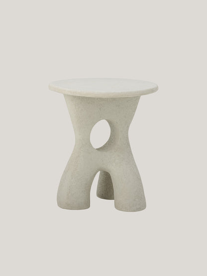 Amiee tavolino scultoreo tondo dalla forma organica in poliresina bianco