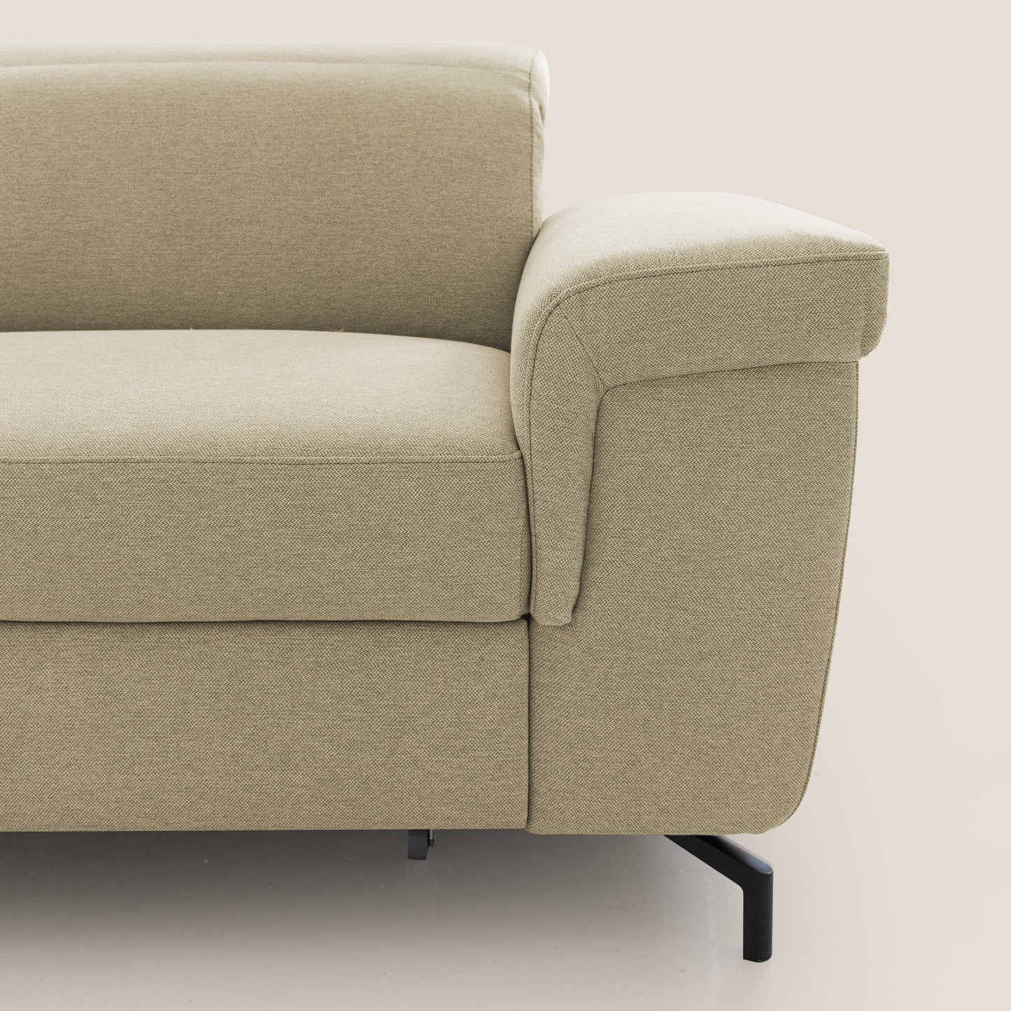 Aisha Divano con poggiapiedi estraibile piedini alti e poggiatesta reclinabili in tessuto Smacchiabile T05 cammello