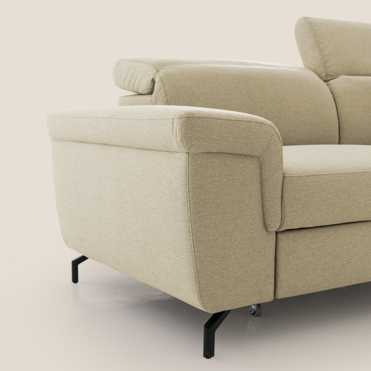 Aisha Divano con poggiapiedi estraibile piedini alti e poggiatesta reclinabili in tessuto Smacchiabile T05 cammello