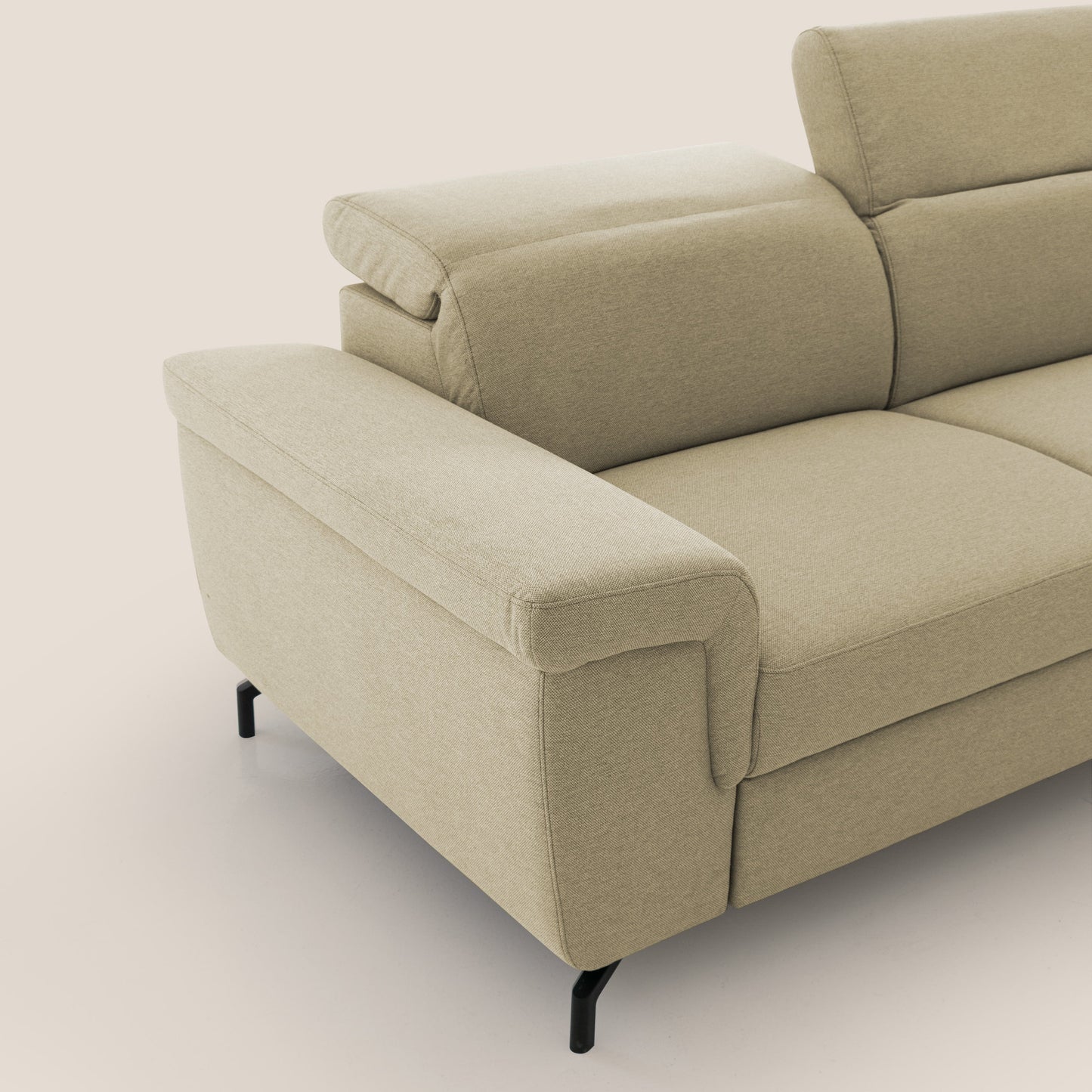 Aisha Divano con poggiapiedi estraibile piedini alti e poggiatesta reclinabili in tessuto Smacchiabile T05 cammello