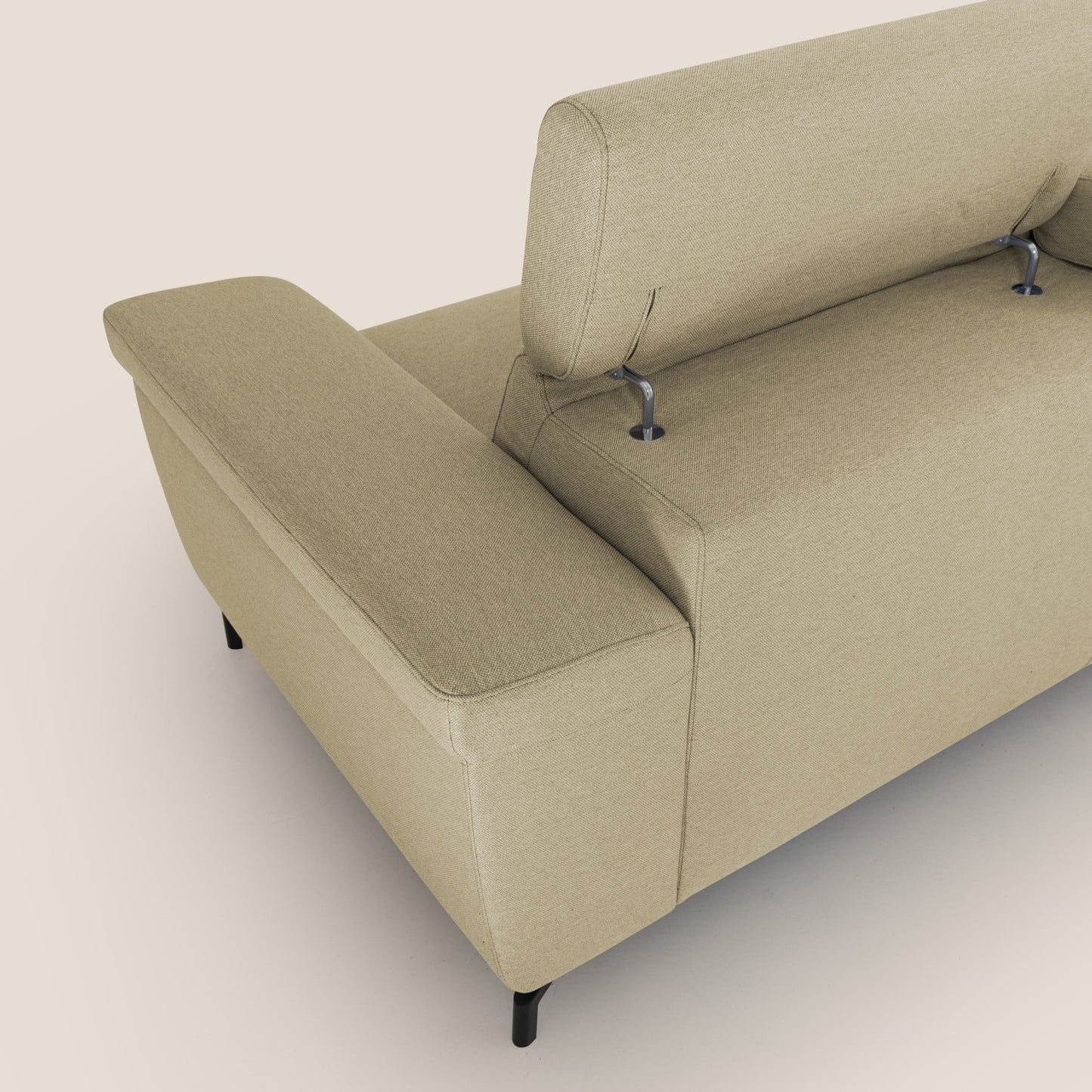 Aisha Divano con poggiapiedi estraibile piedini alti e poggiatesta reclinabili in tessuto Smacchiabile T05 cammello