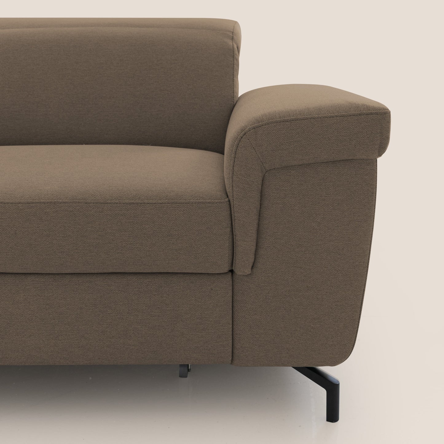 Aisha Divano con poggiapiedi estraibile piedini alti e poggiatesta reclinabili in tessuto Smacchiabile T05 marrone