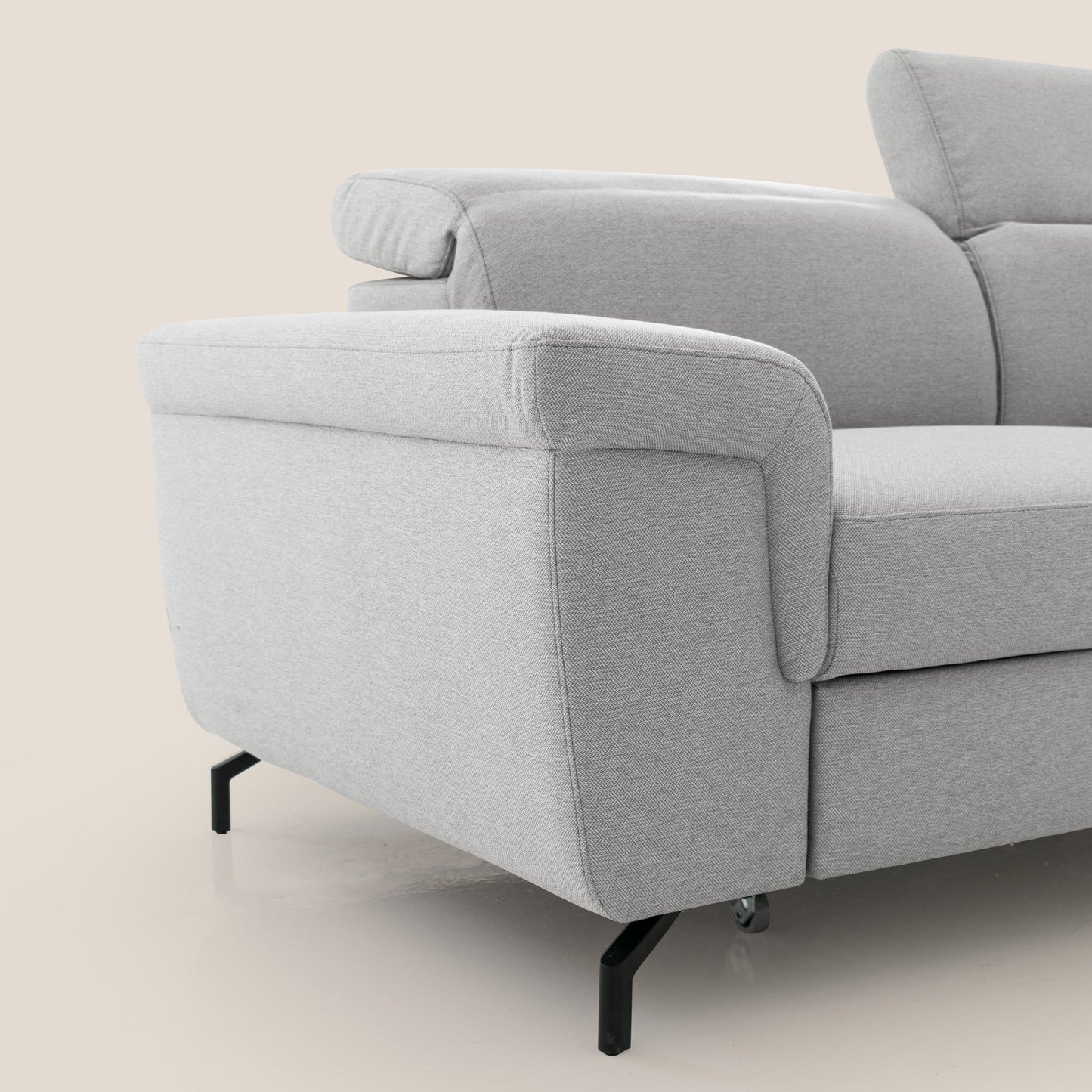 Aisha Divano con poggiapiedi estraibile piedini alti e poggiatesta reclinabili in tessuto Smacchiabile T05 grigio