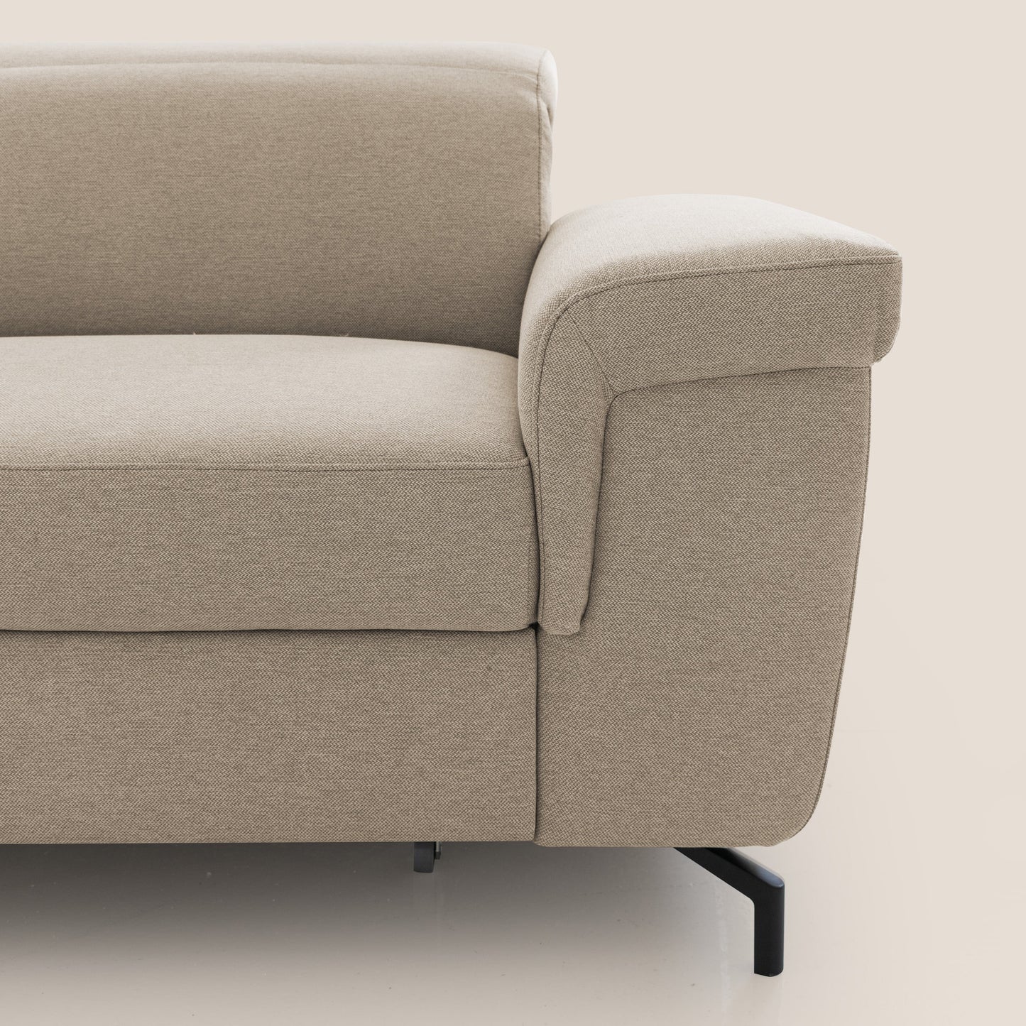 Aisha Divano con poggiapiedi estraibile piedini alti e poggiatesta reclinabili in tessuto Smacchiabile T05 beige