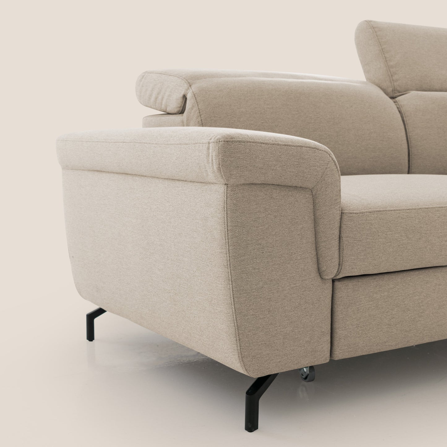 Aisha Divano con poggiapiedi estraibile piedini alti e poggiatesta reclinabili in tessuto Smacchiabile T05 beige