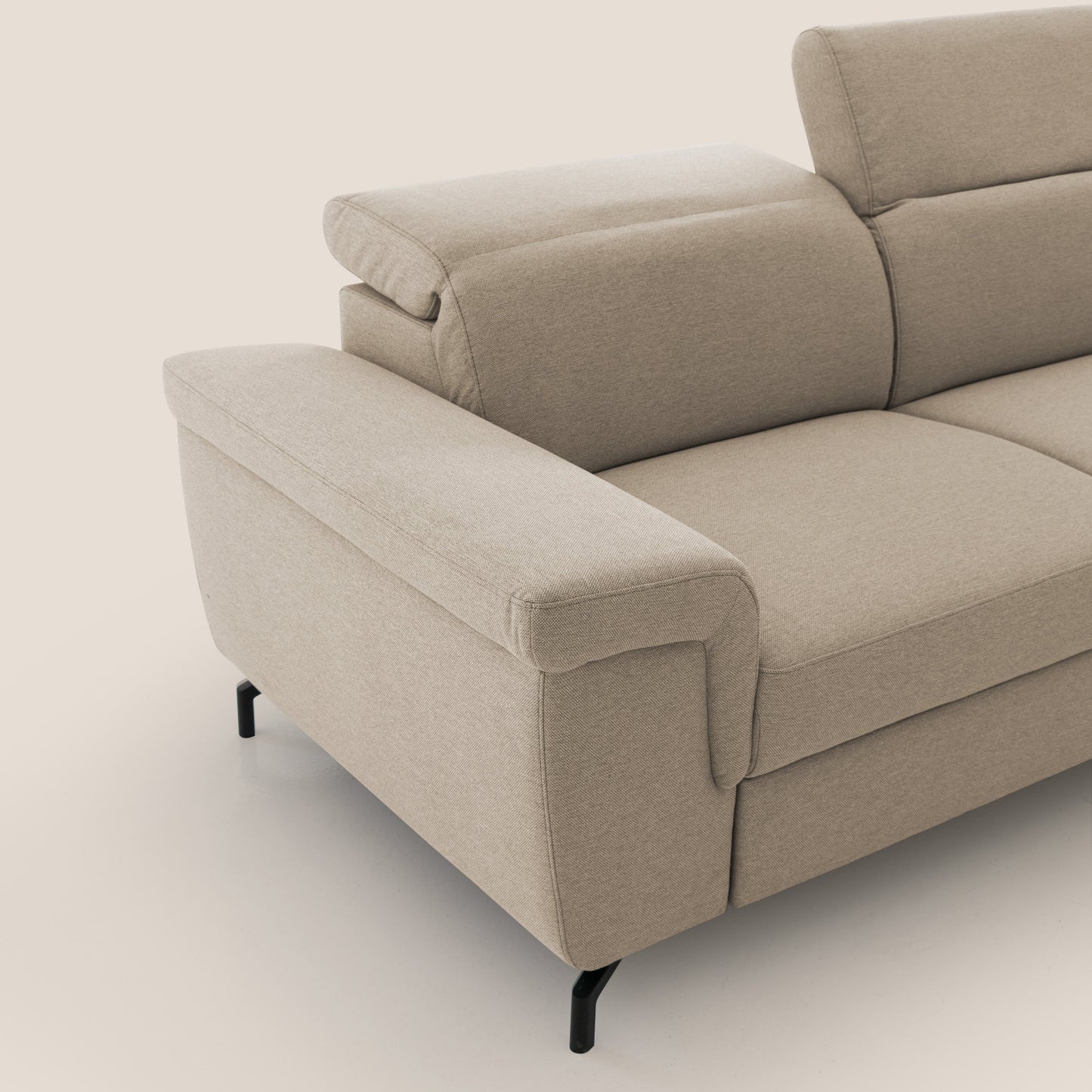 Aisha Divano con poggiapiedi estraibile piedini alti e poggiatesta reclinabili in tessuto Smacchiabile T05 beige