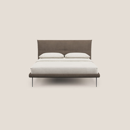 Akiko letto imbottito con piedi alti in metallo in tessuto impermeabile T02 marrone 