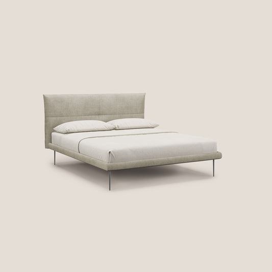 Akiko letto imbottito con piedi alti in metallo in tessuto impermeabile T02 panna 