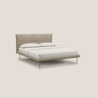 Akiko letto imbottito con piedi alti in metallo in tessuto impermeabile T02 beige 