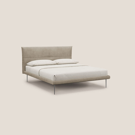 Akiko letto imbottito con piedi alti in metallo in tessuto impermeabile T02 beige 