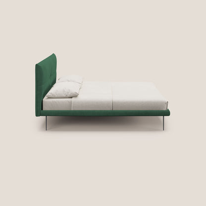 Akiko letto imbottito con piedi alti in metallo in tessuto impermeabile T02 verde 
