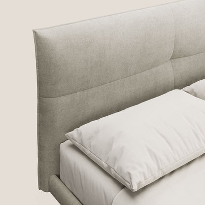 Akiko letto imbottito con piedi alti in metallo in tessuto impermeabile T02 panna 