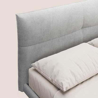 Akiko letto imbottito con piedi alti in metallo in tessuto impermeabile T02 grigio chiaro 