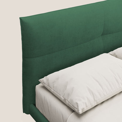 Akiko letto imbottito con piedi alti in metallo in tessuto impermeabile T02 verde 