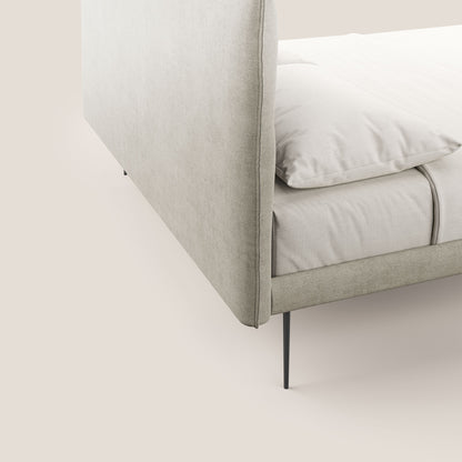 Akiko letto imbottito con piedi alti in metallo in tessuto impermeabile T02 panna 