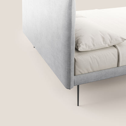 Akiko letto imbottito con piedi alti in metallo in tessuto impermeabile T02 grigio chiaro 