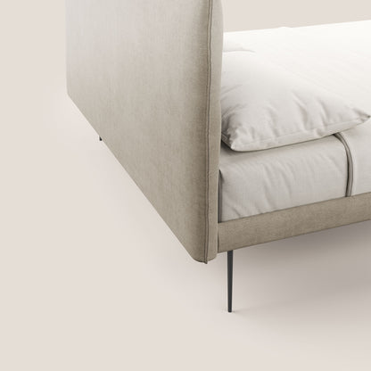 Akiko letto imbottito con piedi alti in metallo in tessuto impermeabile T02 beige 