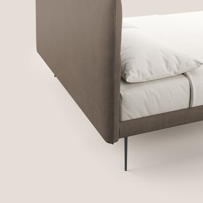 Akiko letto imbottito con piedi alti in metallo in tessuto impermeabile T02 marrone 