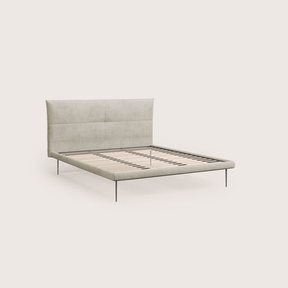 Akiko letto imbottito con piedi alti in metallo in tessuto impermeabile T02 panna 