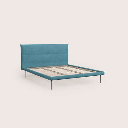 Akiko letto imbottito con piedi alti in metallo in tessuto impermeabile T02 azzurro 