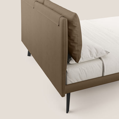 Astrid letto imbottito con piedi in legno in microfibra smacchiabile T11 marrone 