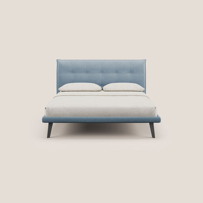 Brigitte letto con testata trapuntata piedi alti in mogano e tessuto impermeabile T09 carta da zucchero 