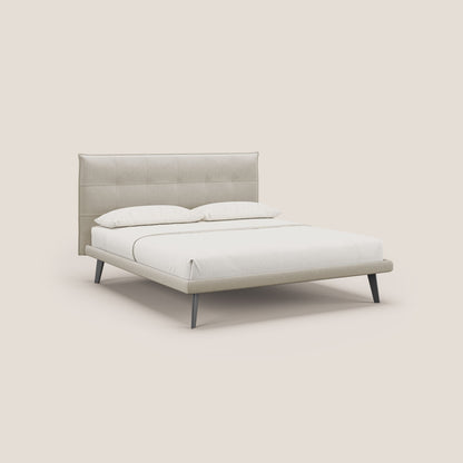 Brigitte letto con testata trapuntata piedi alti in mogano e tessuto impermeabile T09 beige 