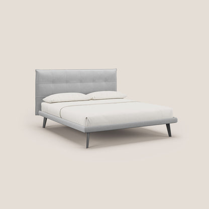 Brigitte letto con testata trapuntata piedi alti in mogano e tessuto impermeabile T09 grigio chiaro 