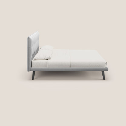 Brigitte letto con testata trapuntata piedi alti in mogano e tessuto impermeabile T09 grigio chiaro 