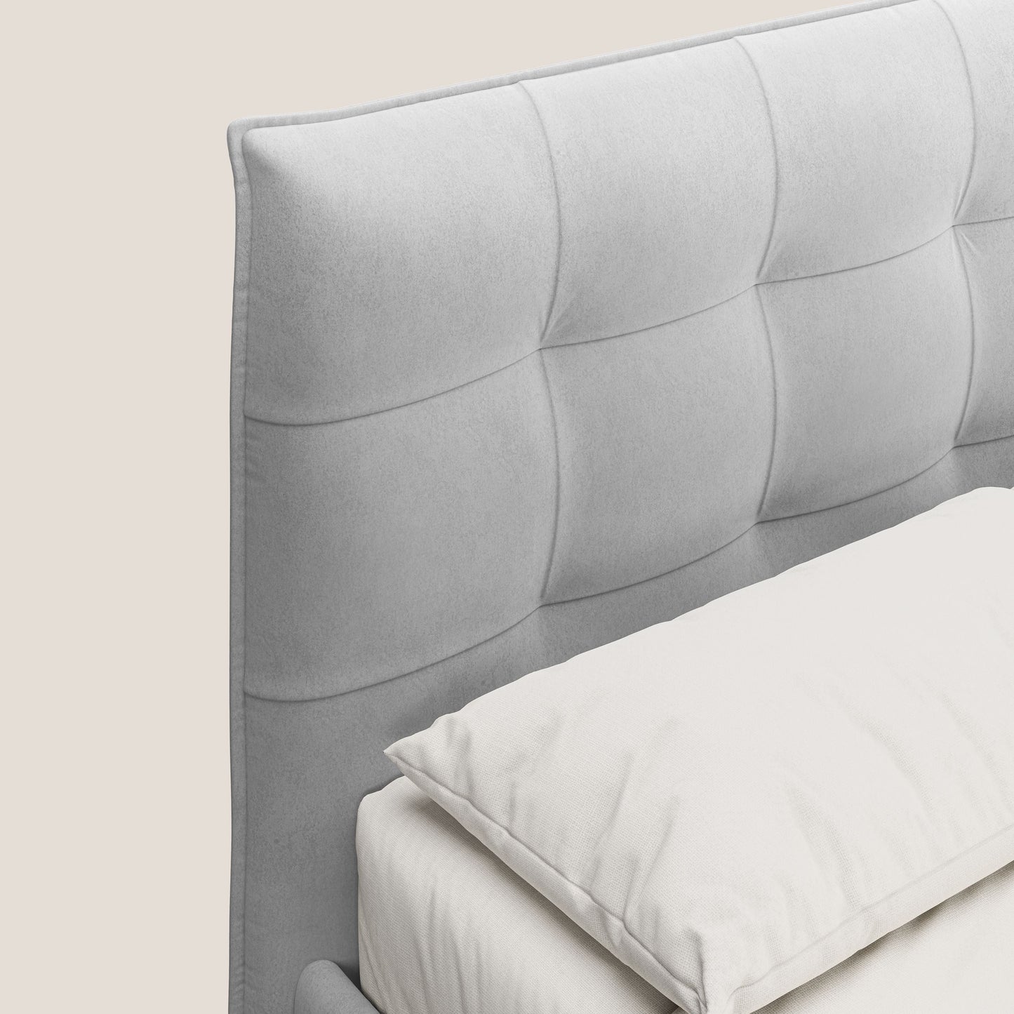 Brigitte letto con testata trapuntata piedi alti in mogano e tessuto impermeabile T09 grigio chiaro 