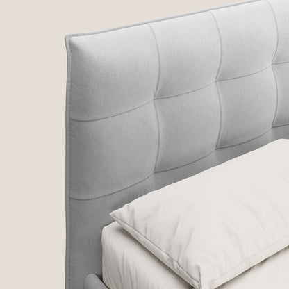 Brigitte letto con testata trapuntata piedi alti in mogano e tessuto impermeabile T09 grigio chiaro 