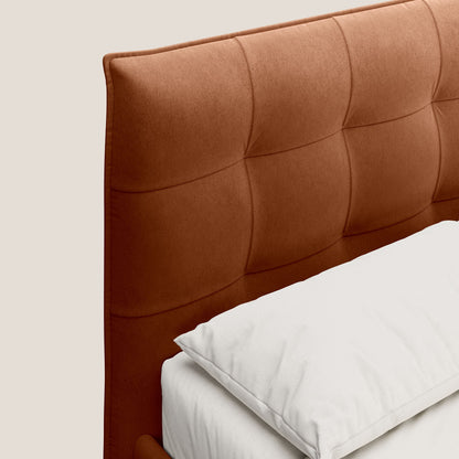 Brigitte letto con testata trapuntata piedi alti in mogano e tessuto impermeabile T09 ruggine 