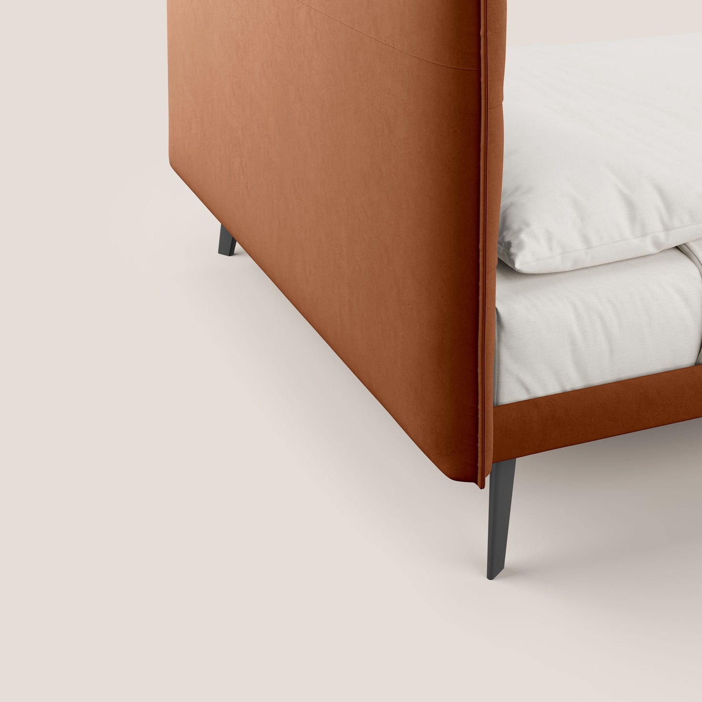 Brigitte letto con testata trapuntata piedi alti in mogano e tessuto impermeabile T09 ruggine 