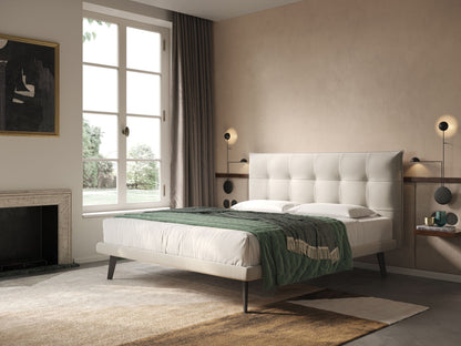 Brigitte letto con testata trapuntata piedi alti in mogano e tessuto impermeabile T09 panna 