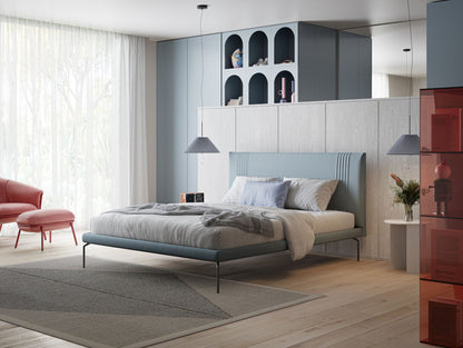 Finn letto imbottito con piedi alti in metallo in tessuto smacchiabile T05 carta da zucchero 