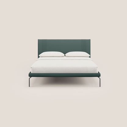 Finn letto imbottito con piedi alti in metallo in tessuto smacchiabile T05 verde 