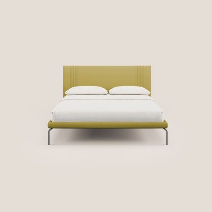 Finn letto imbottito con piedi alti in metallo in tessuto smacchiabile T05 giallo 
