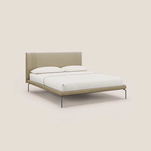 Finn letto imbottito con piedi alti in metallo in tessuto smacchiabile T05 cammello 