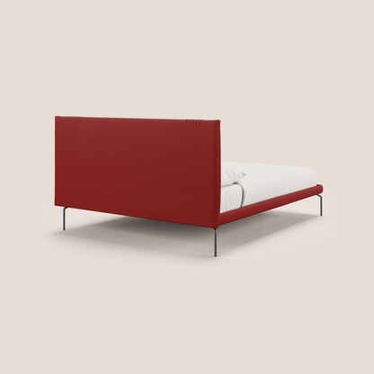 Finn letto imbottito con piedi alti in metallo in tessuto smacchiabile T05 rosso 