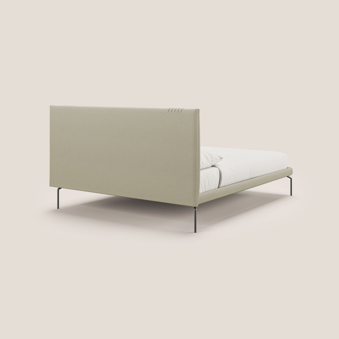 Finn letto imbottito con piedi alti in metallo in tessuto smacchiabile T05 panna 