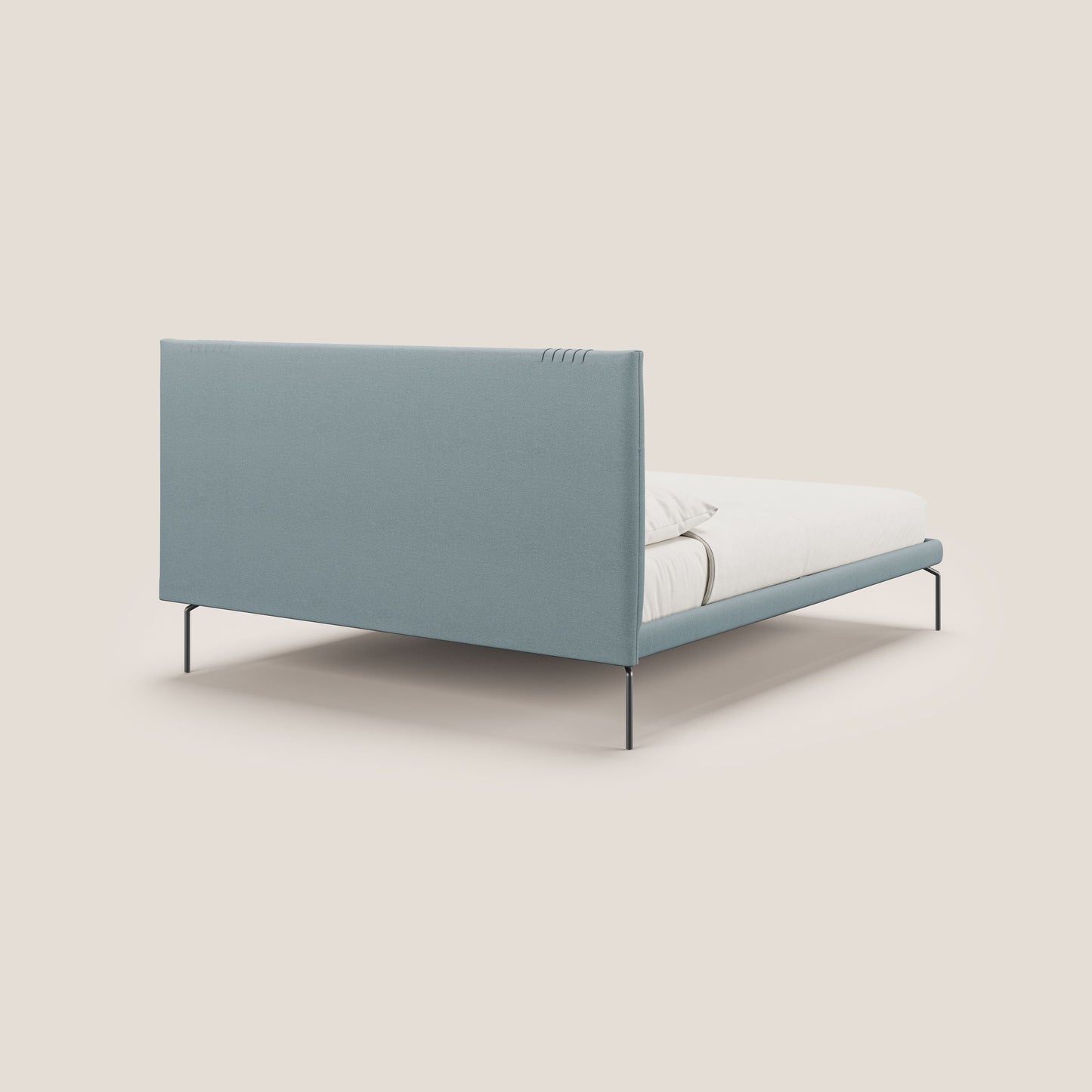 Finn letto imbottito con piedi alti in metallo in tessuto smacchiabile T05 carta da zucchero 