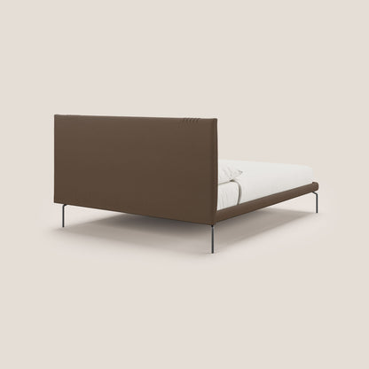 Finn letto imbottito con piedi alti in metallo in tessuto smacchiabile T05 marrone 