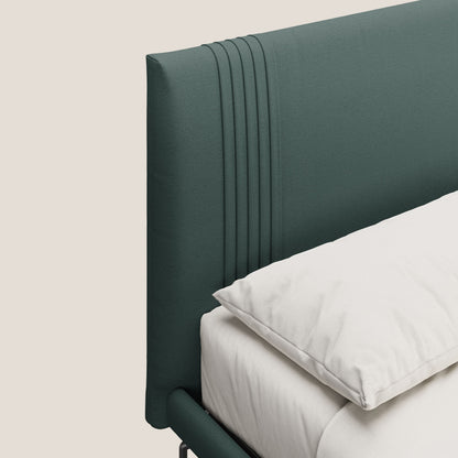 Finn letto imbottito con piedi alti in metallo in tessuto smacchiabile T05 verde 