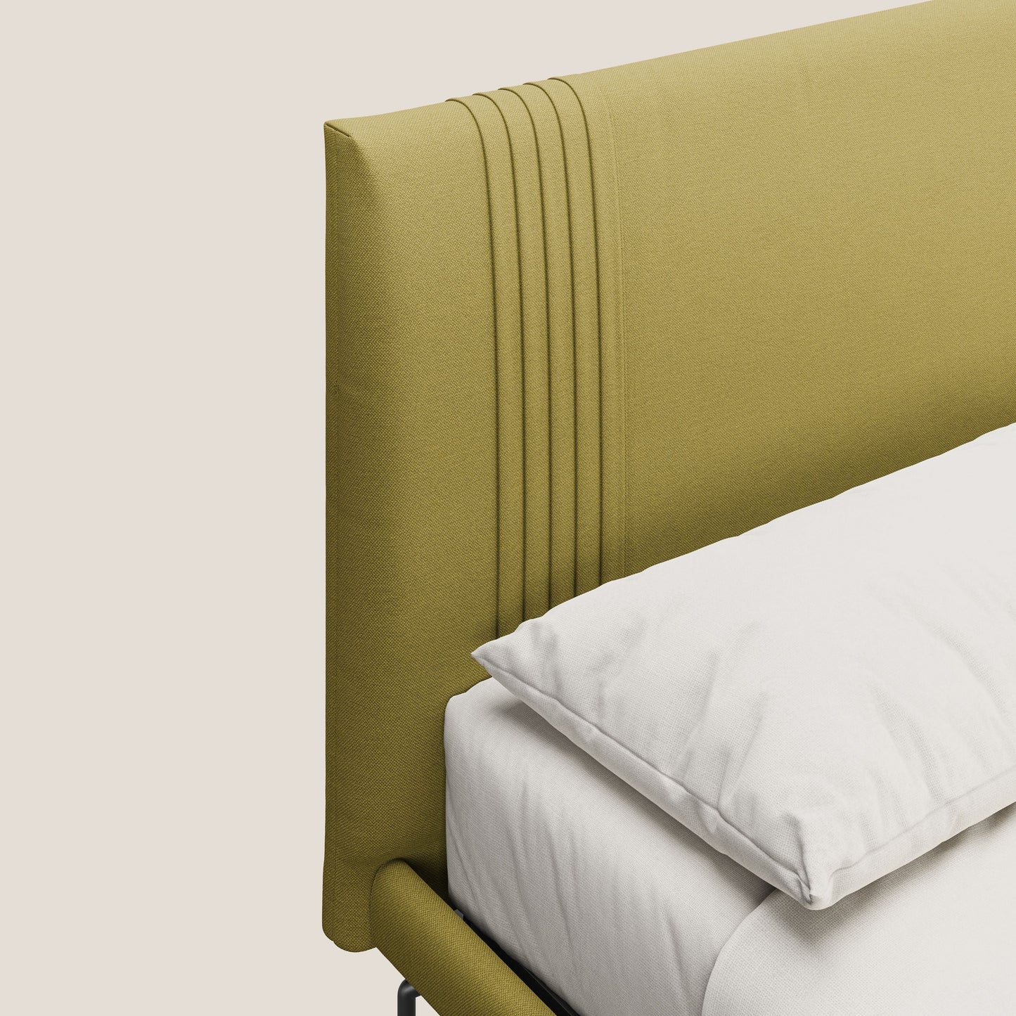 Finn letto imbottito con piedi alti in metallo in tessuto smacchiabile T05 giallo 